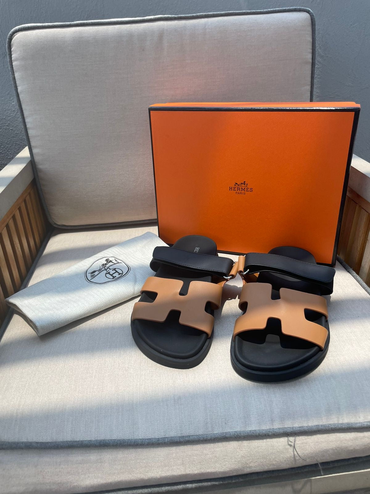 Sandalia café con negro